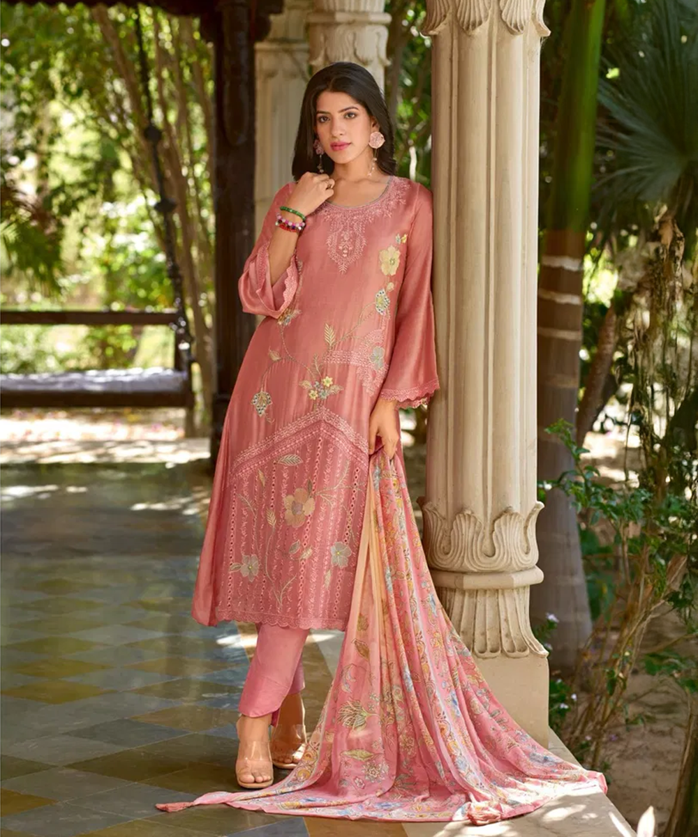 Koralpinkes Salwar Kameez mit Blumenmuster aus Masleen — Koralpink — Sofort lieferbar