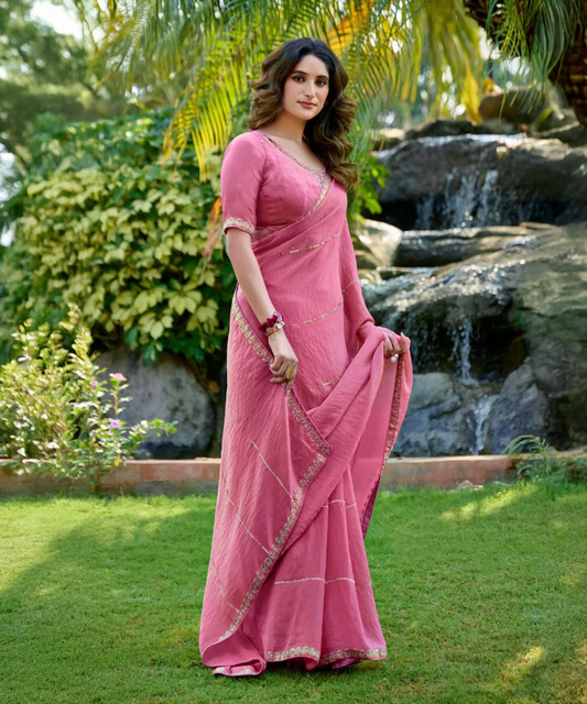Pinker Saree mit goldenen Akzenten Desiwear