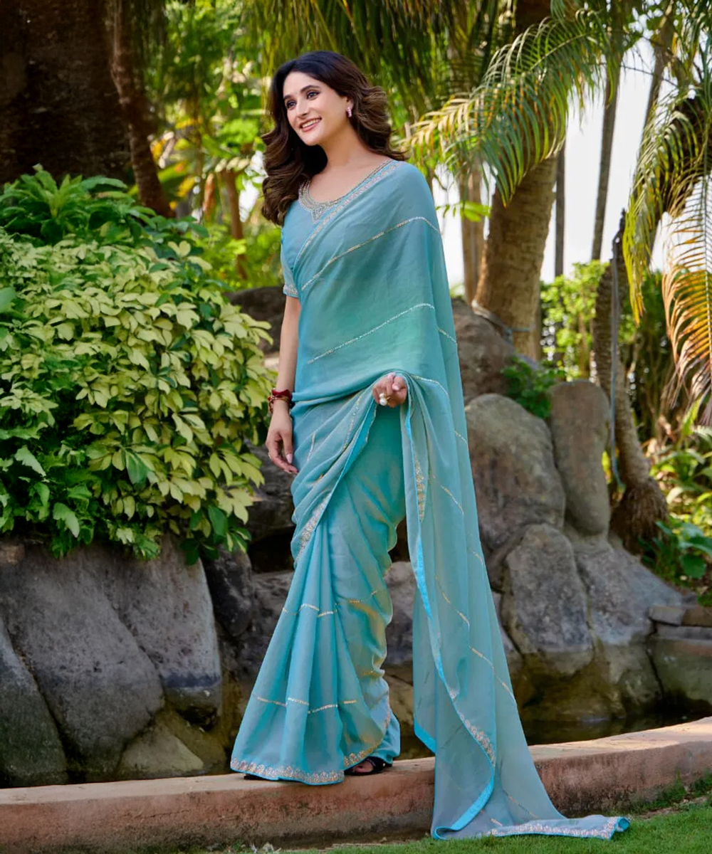 Blaues Saree mit goldenen Akzenten Desiwear