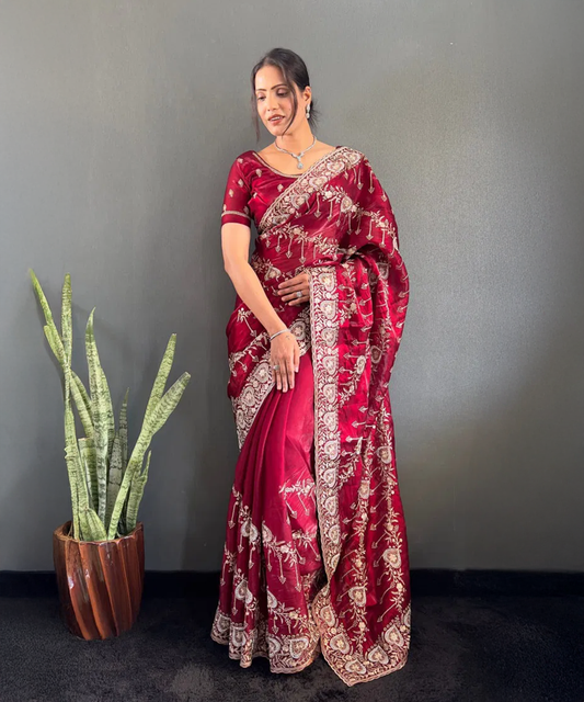 Rotes Saree mit Goldenen Stickereien aus Fancy Fabrics - Desiwear