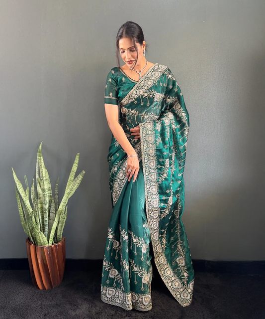 Grünes Saree mit Goldenen Stickereien aus Fancy Fabrics - Desiwear