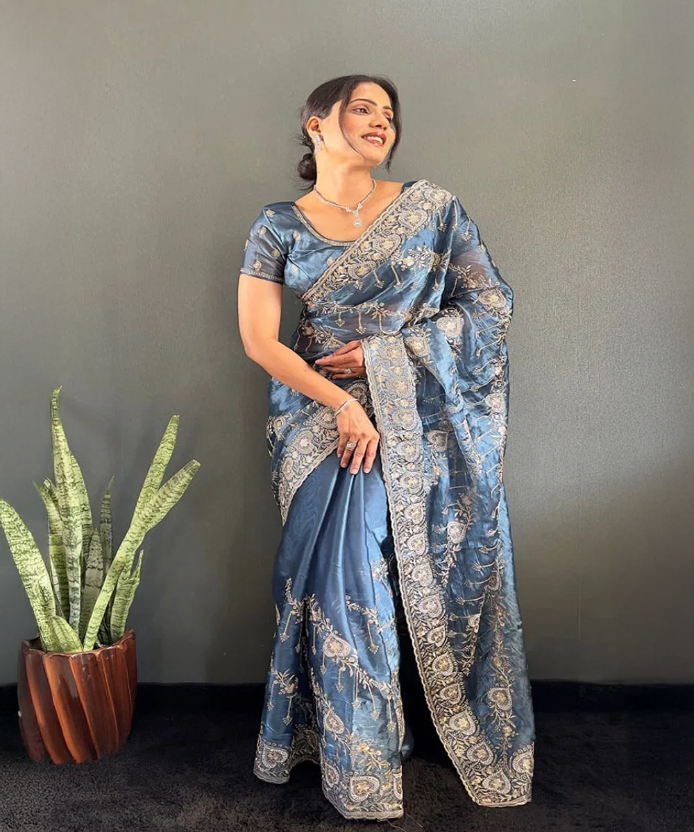Blaues Saree mit Goldenen Stickereien aus Fancy Fabrics - Desiwear