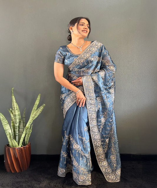 Blaues Saree mit Goldenen Stickereien aus Fancy Fabrics - Desiwear