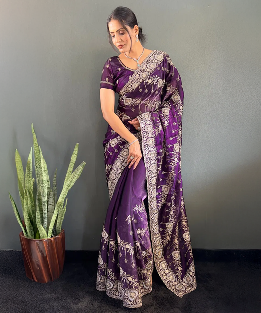 Lilanes Saree mit Goldenen Stickereien aus Fancy Fabrics - Desiwear