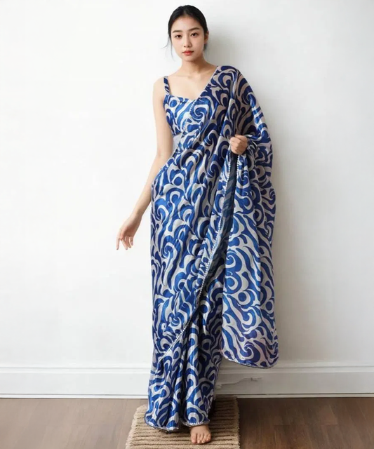 Blau Weißes Saree mit Einzigartigem Muster aus Chinon - Desiwear