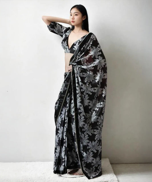 Schwarz Weißes Saree mit Einzigartigem Muster aus Chinon - Desiwear