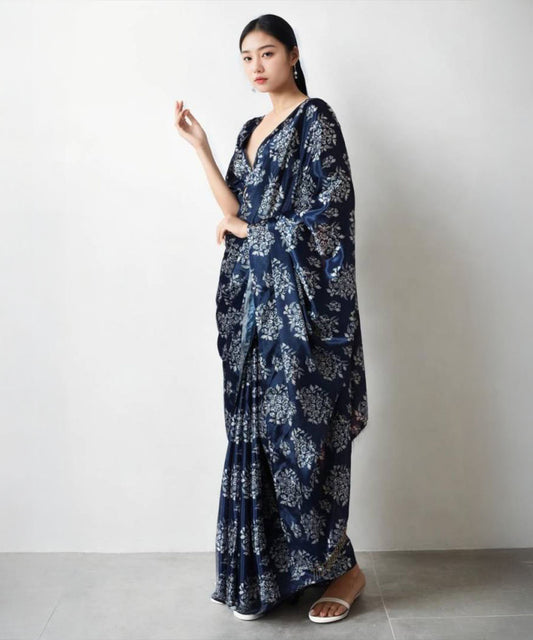 Blau Weißes Saree mit Einzigartigem Muster aus Chinon - Desiwear