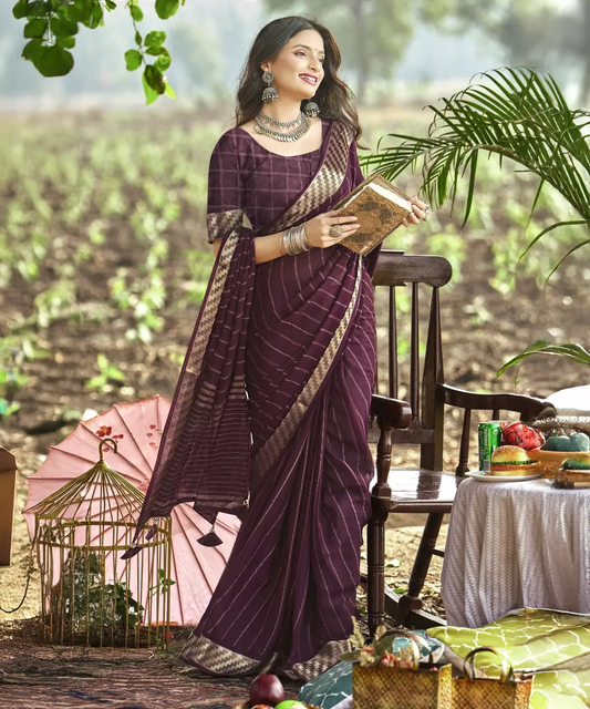 Magenta farbenes Saree mit Goldenen Streifen aus Georgette - Desiwear