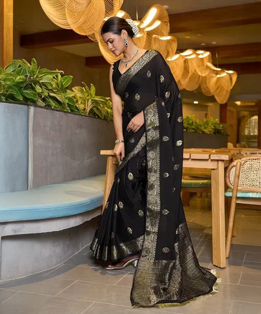 Schwarzes Saree mit Traditionellem Goldenen Muster aus Cotton Silk - Desiwear
