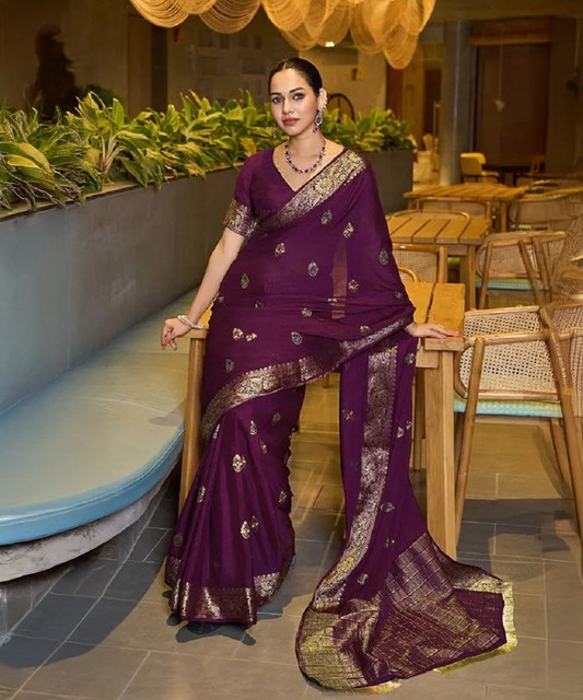 Magenta Farbenes Saree mit Traditionellem Goldenem Musteraus Cotton Silk - Desiwear