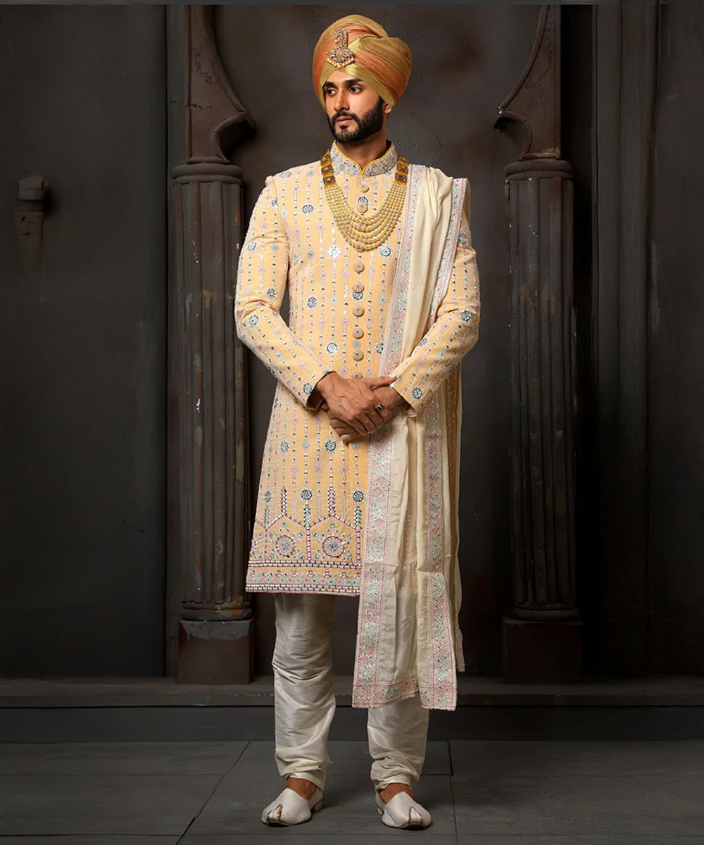 Gold-Beiger Sherwani mit blauen Stickereien