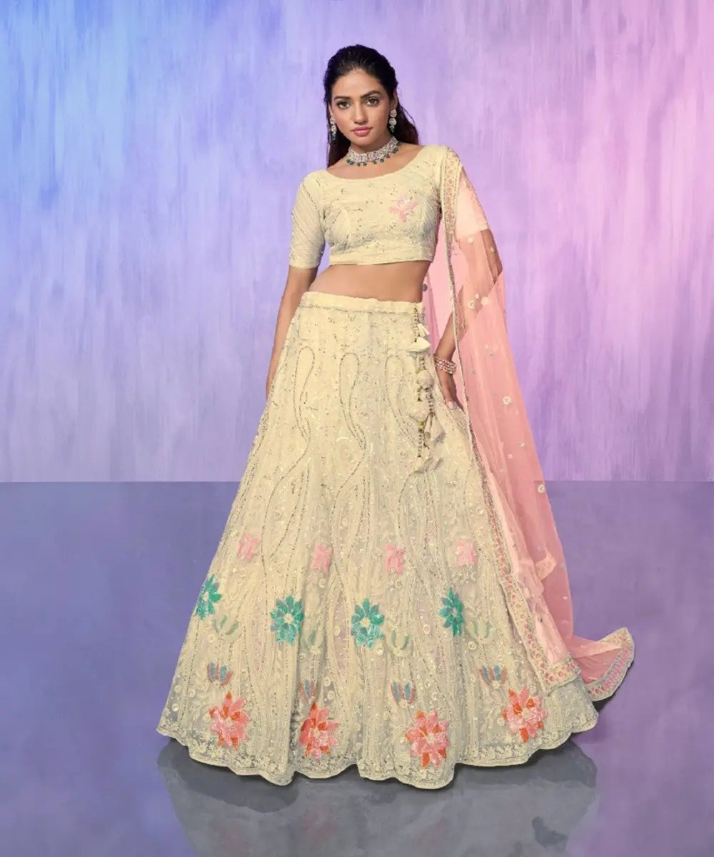 Klassisches Offwhite Lehenga mit Eleganten Akzenten Desiwear