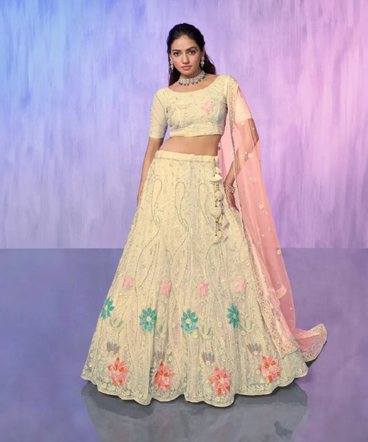 Klassisches Offwhite Lehenga mit Eleganten Akzenten Desiwear