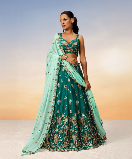 Türkisfarbener Lehenga aus Georgette mit goldener Stickerei - Desiwear