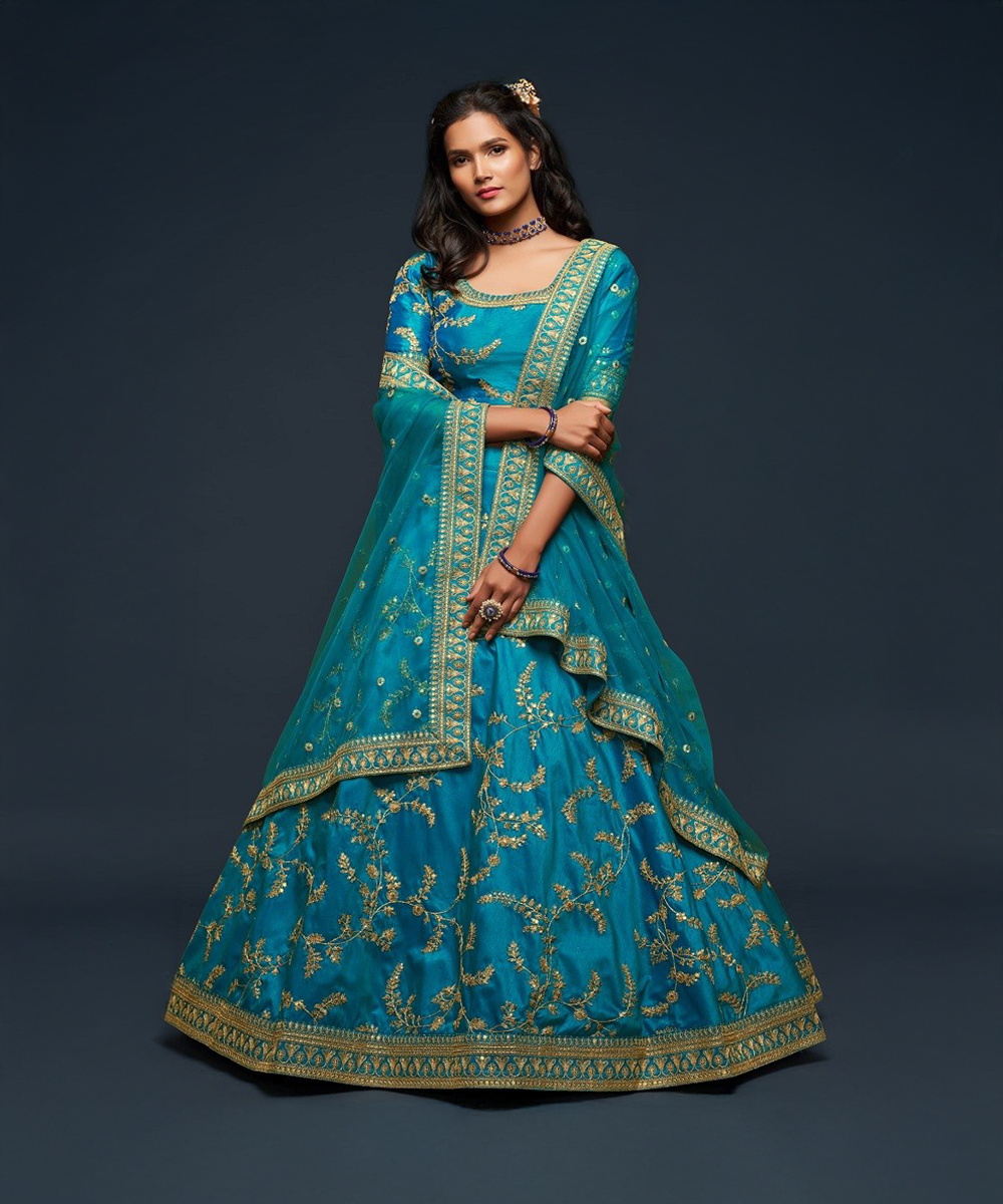Hell-blauer Lehenga mit goldenen Akzenten Desiwear