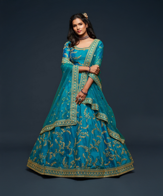 Hell-blauer Lehenga mit goldenen Akzenten Desiwear
