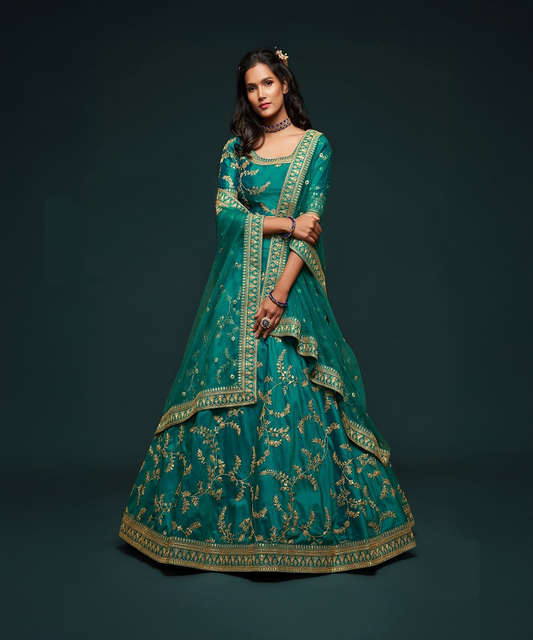 Grüner Lehenga mit goldenen Akzenten Desiwear