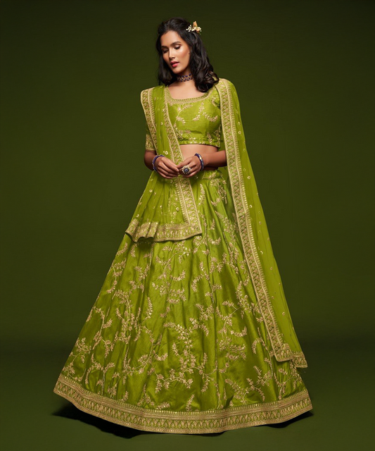 Grüner Lehenga mit goldenen Akzenten Desiwear