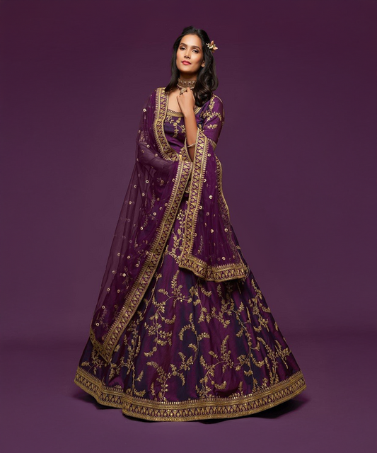 Lilaner Lehenga mit goldenen Akzenten Desiwear