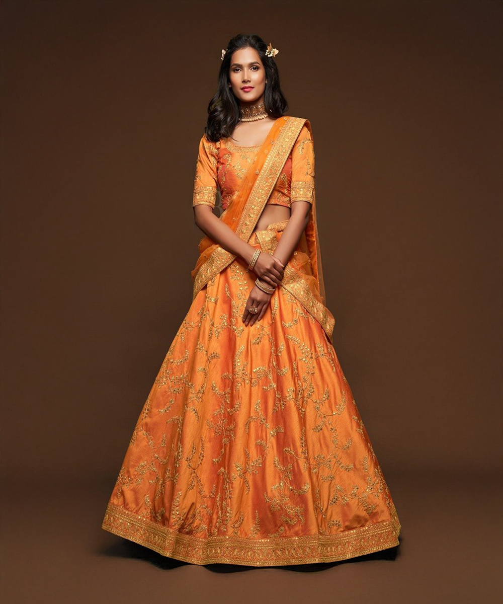Orangenes Lehenga mit goldenen Akzenten Desiwear