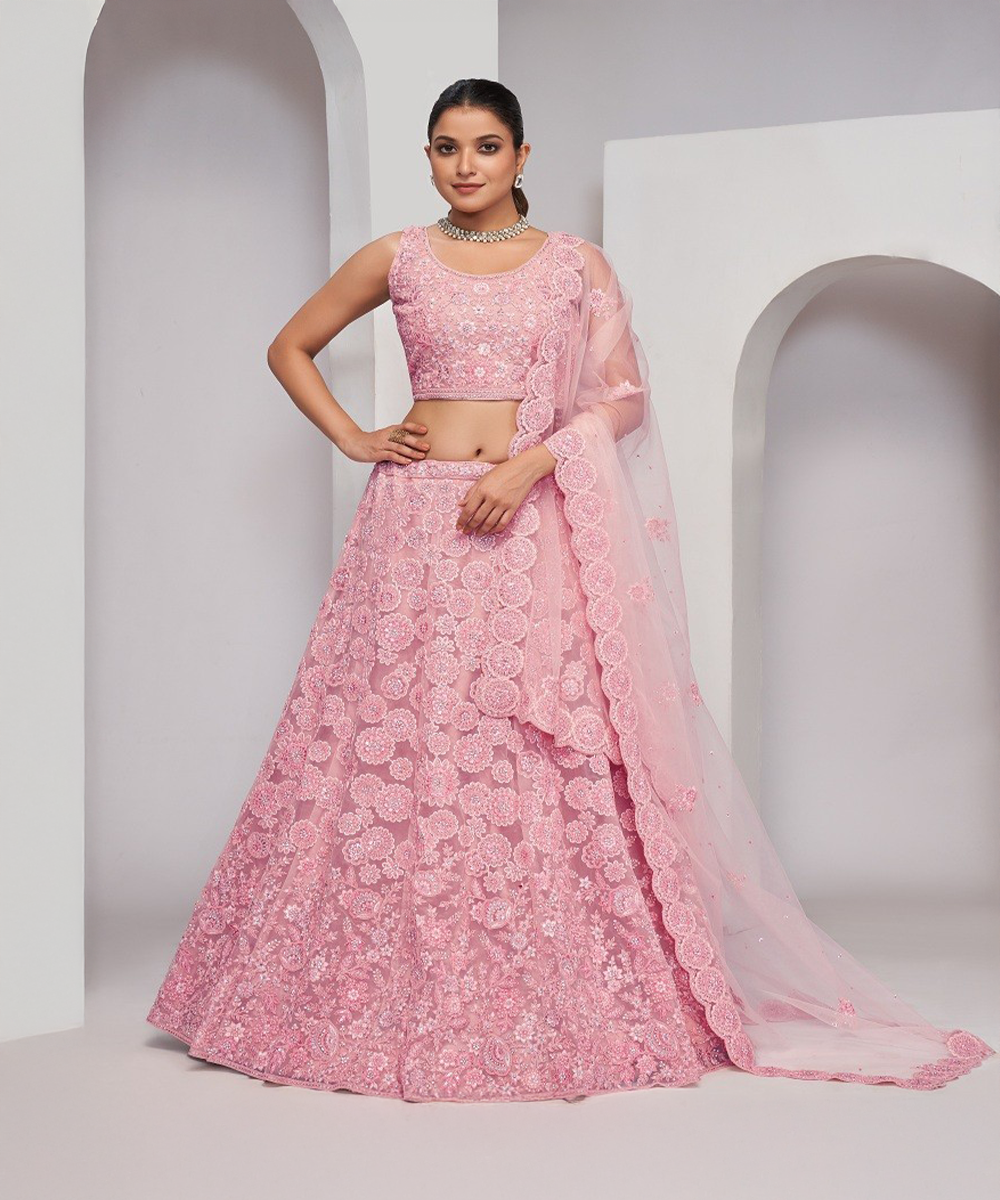 Pinker Lehenga mit gesticktem Muster aus Soft Net Desiwear