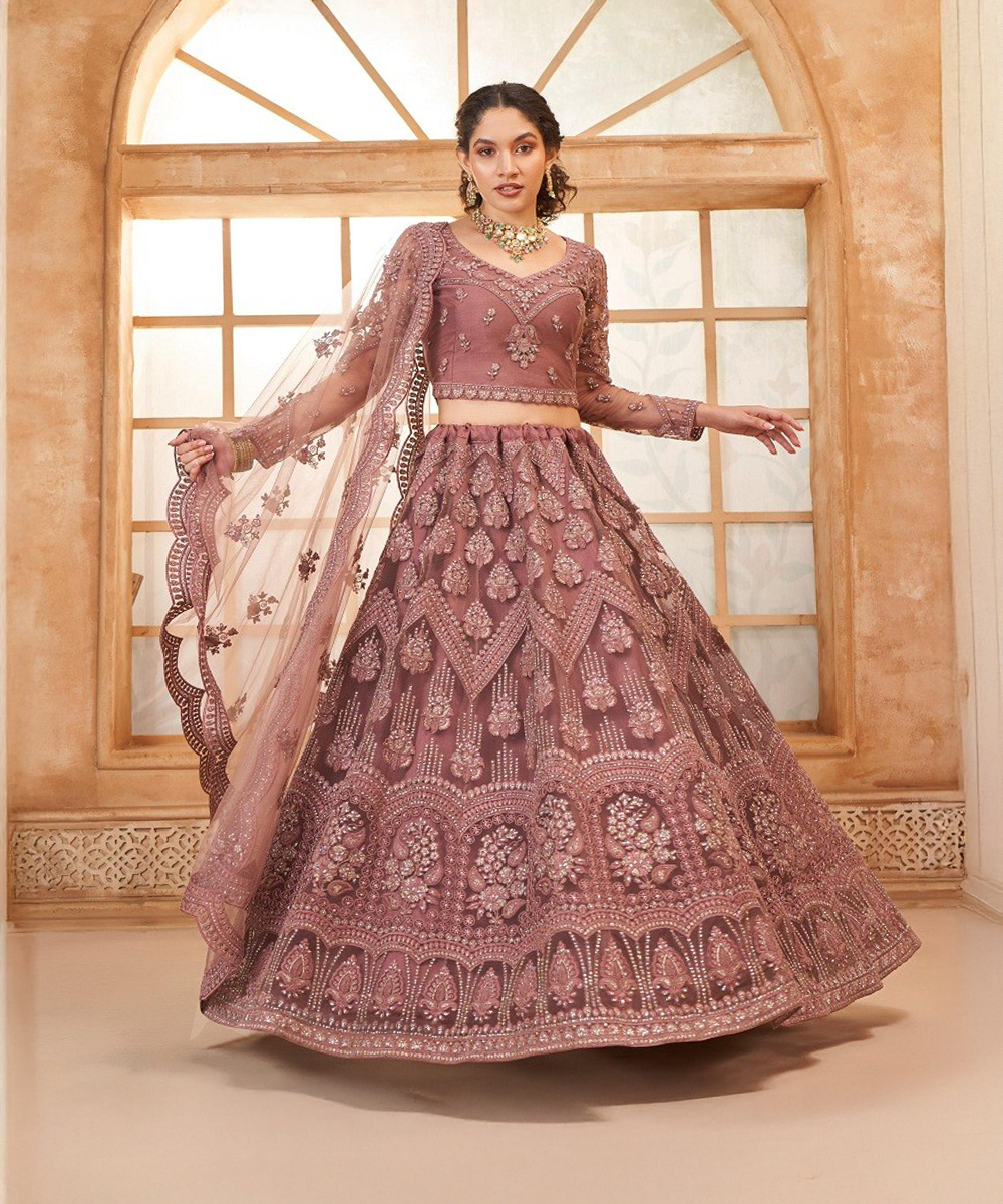 Rosanes Lehenga mit hochwertiger Stickerei — Rosa — Sofort lieferbar