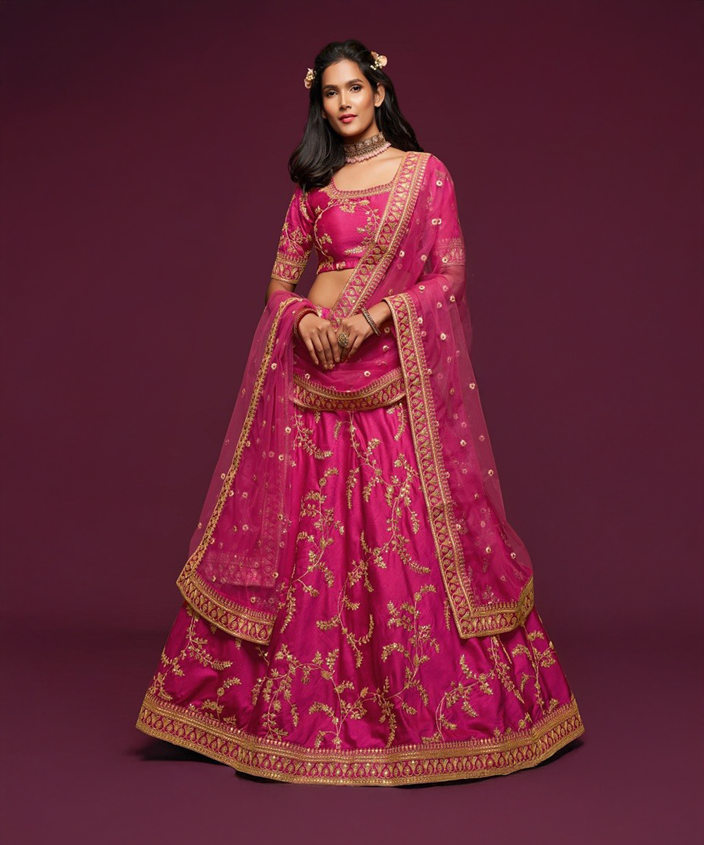 Pinker Lehenga mit goldenen Akzenten Desiwear