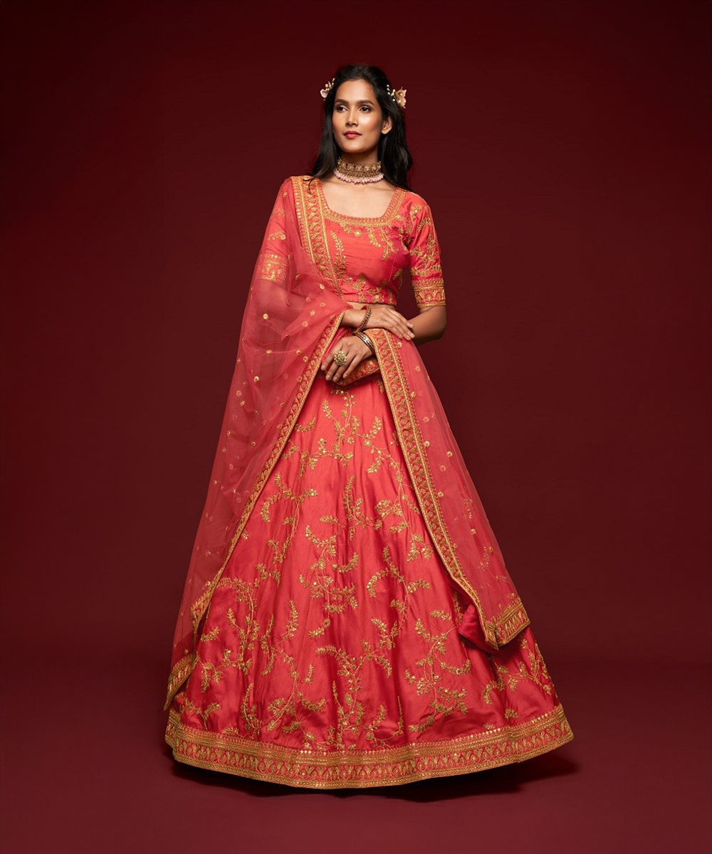 Roter Lehenga mit goldenen Akzenten Desiwear