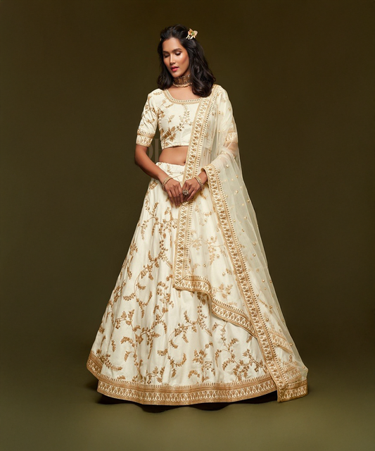 Weißer Lehenga mit goldenen Akzenten Desiwear