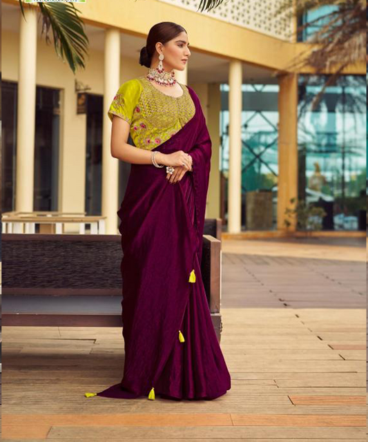 Lilafarbenes Saree mit lilafarbene Bluse