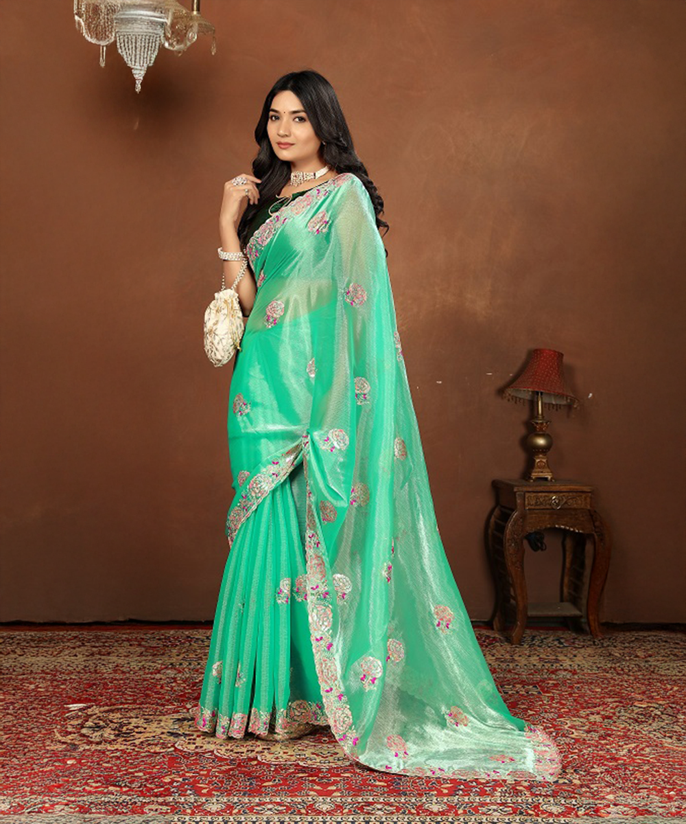 Mintgrüner Saree mit floralen Akzenten