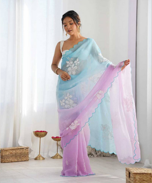 Georgette Saree mit floraler Stickerei in Hellblau & Pink