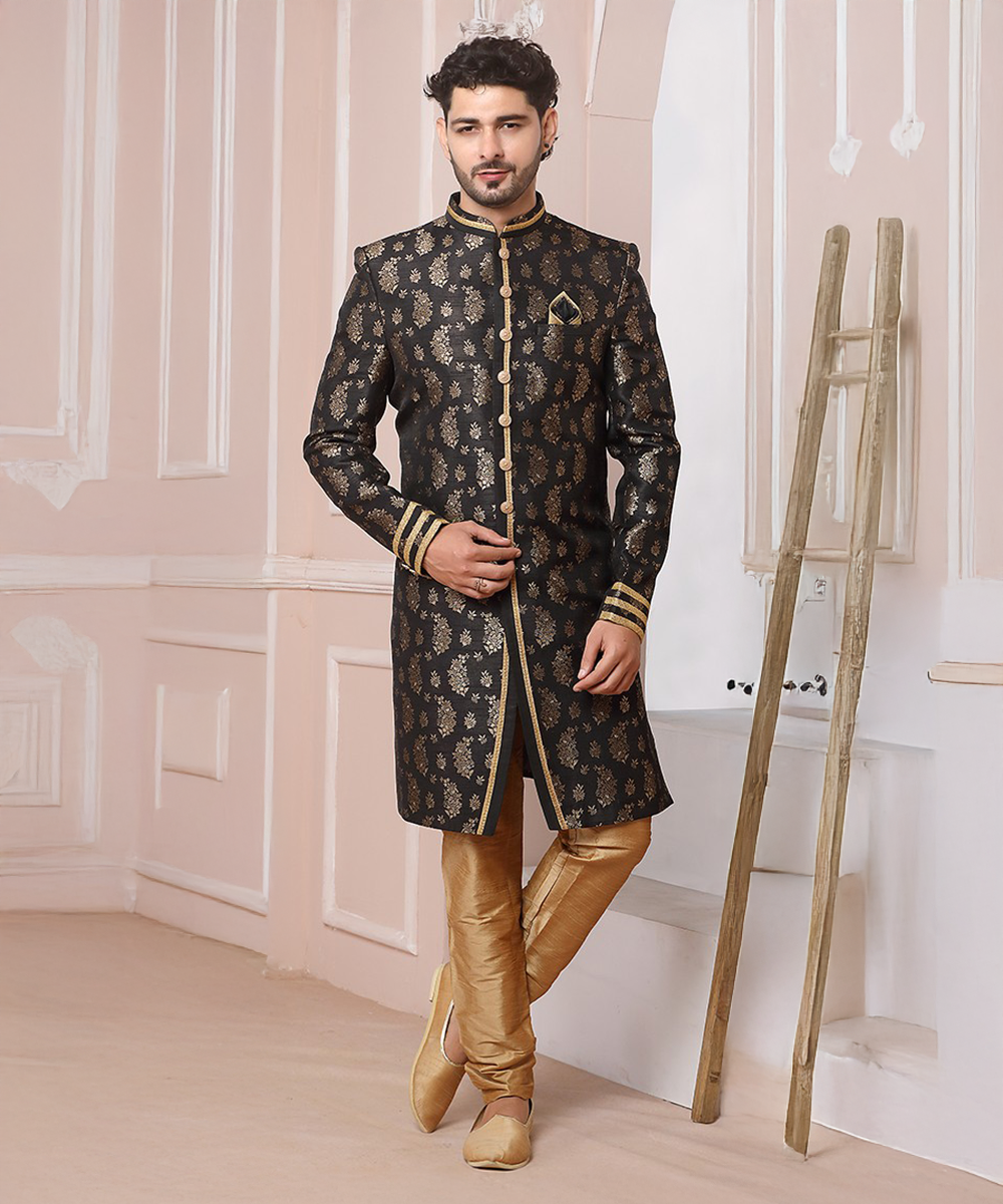 Schwarzes Royal Wedding Jacket mit goldenen Akzenten Desiwear