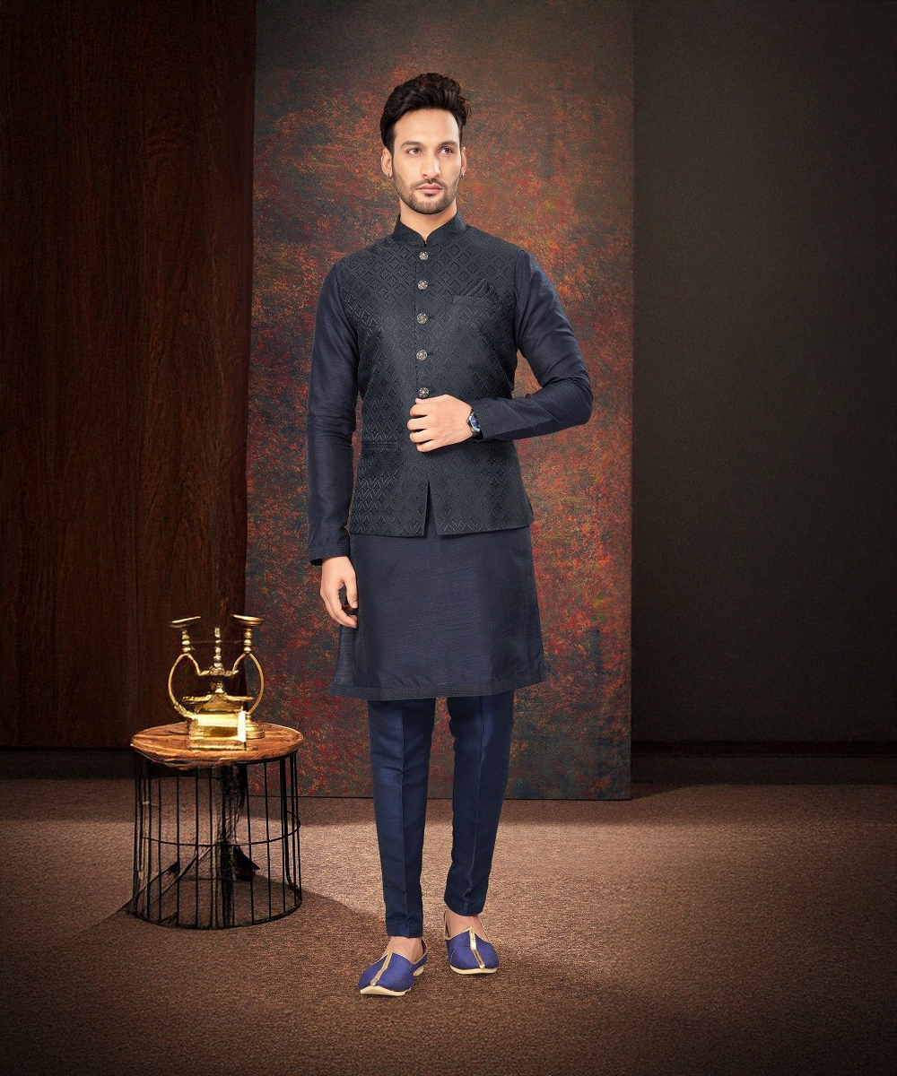 Exklusive Partywear Kurta Pajama mit stilvoller Jacquard-Jacke Desiwear