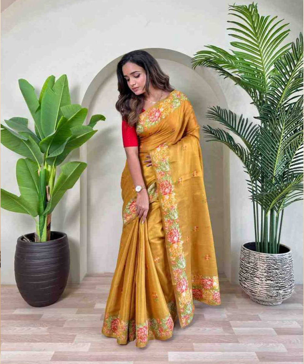 Glanzmoment im goldenen festlichen Saree