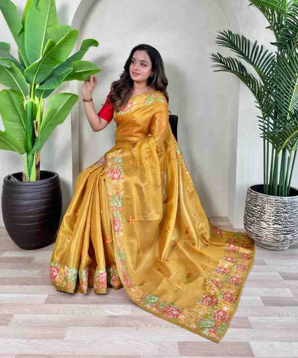 Glanzmoment im goldenen festlichen Saree