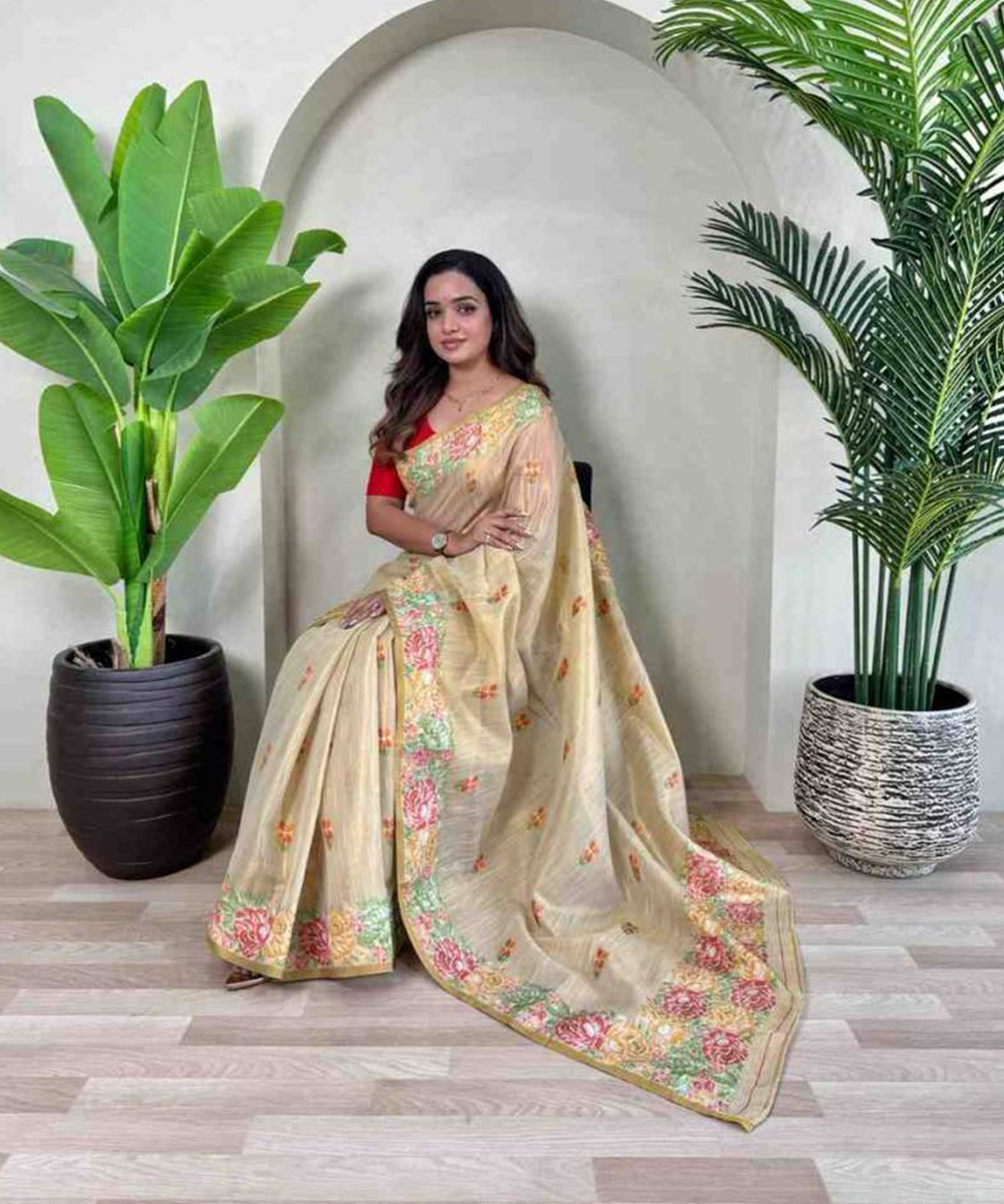 Zarte Eleganz im Cremefarbenen Saree