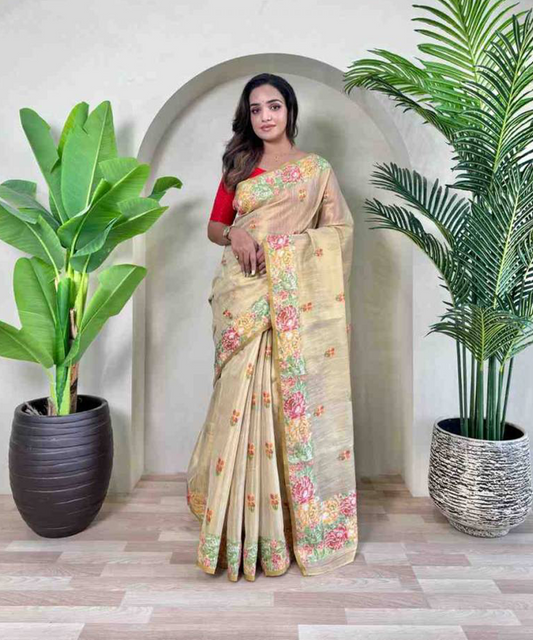 Zarte Eleganz im Cremefarbenen Saree