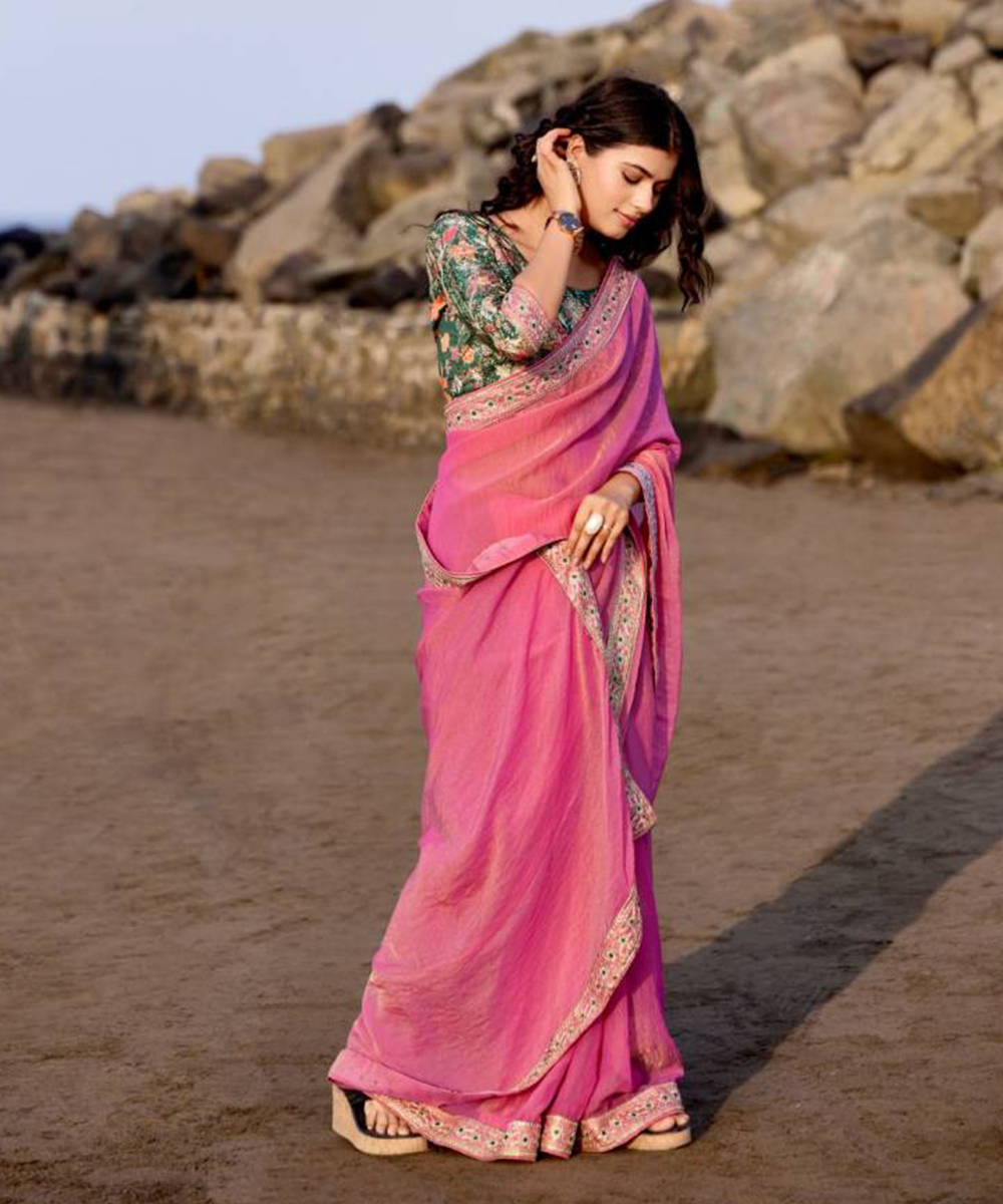 Pinkes Saree mit Spiegelverrzierter Bluse