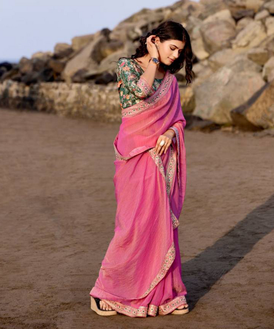 Pinkes Saree mit Spiegelverrzierter Bluse