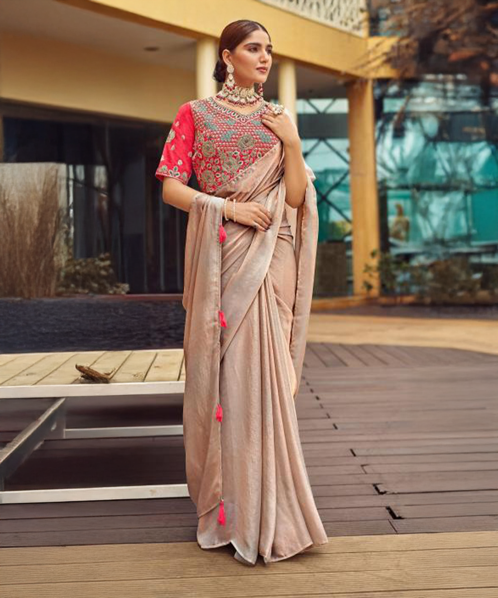 Beigefarbenes Saree mit roter Bluse