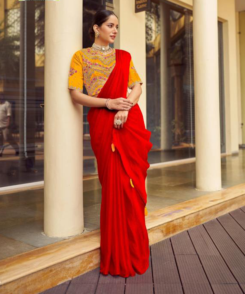 Rotes Saree mit gelber Bluse