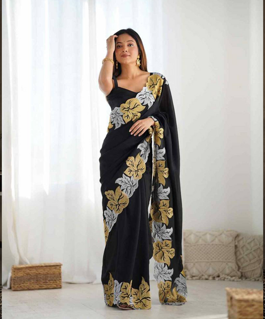 Schwarzes Saree mit opulenten Blütenstickereien